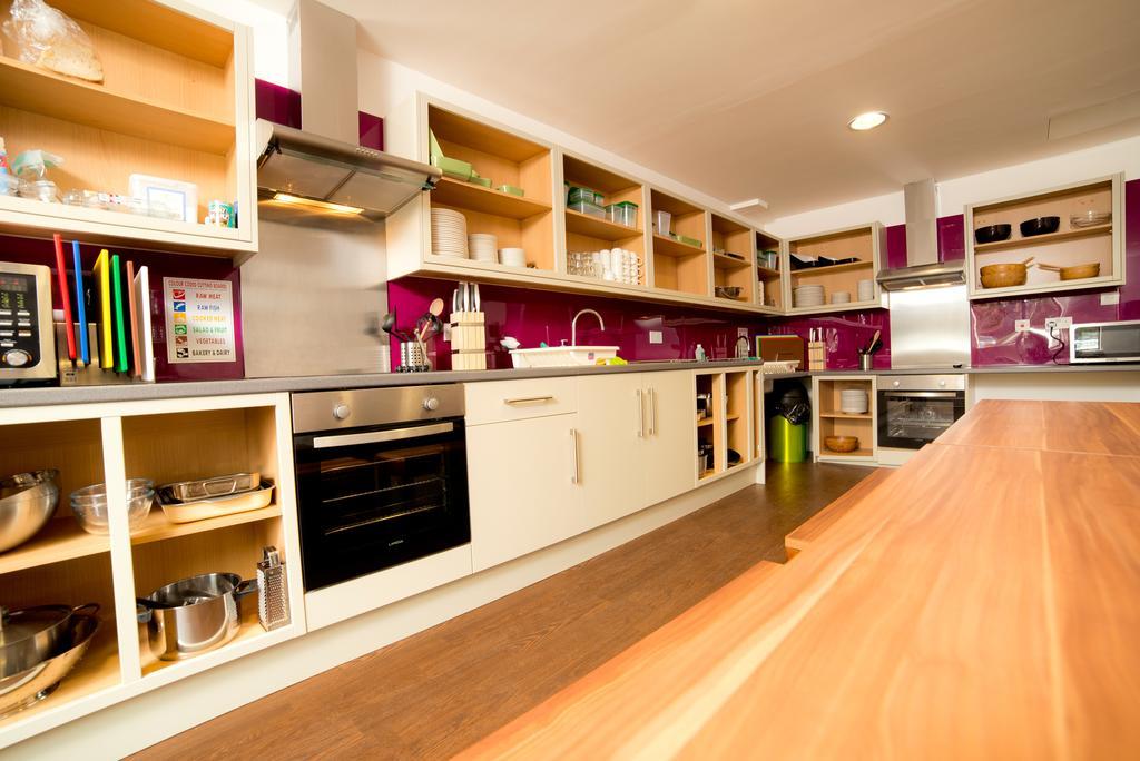Yha Cardiff Central Luaran gambar A shared kitchen at the University of Bath