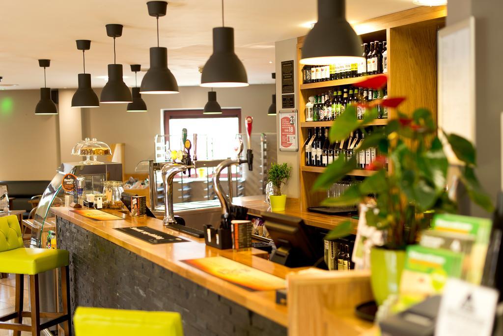 Yha Cardiff Central Luaran gambar The bar at the restaurant