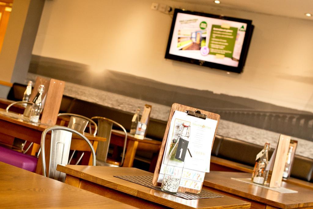 Yha Cardiff Central Luaran gambar The interior of a typical Waitrose café