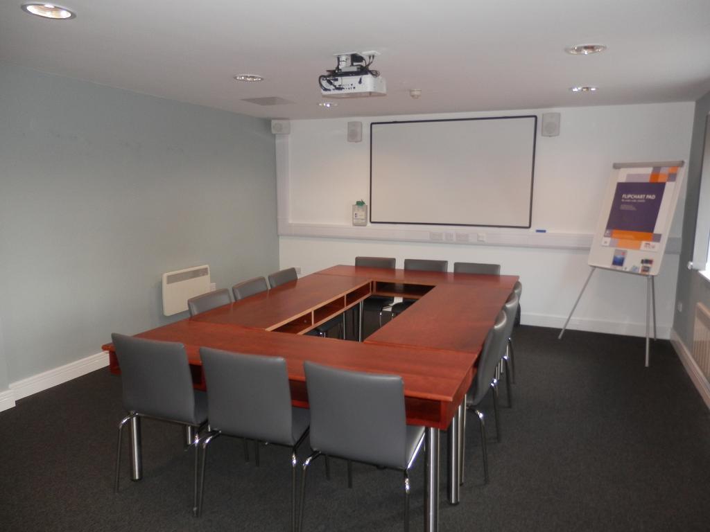 Yha Cardiff Central Hostel Luaran gambar The boardroom at the University of East London