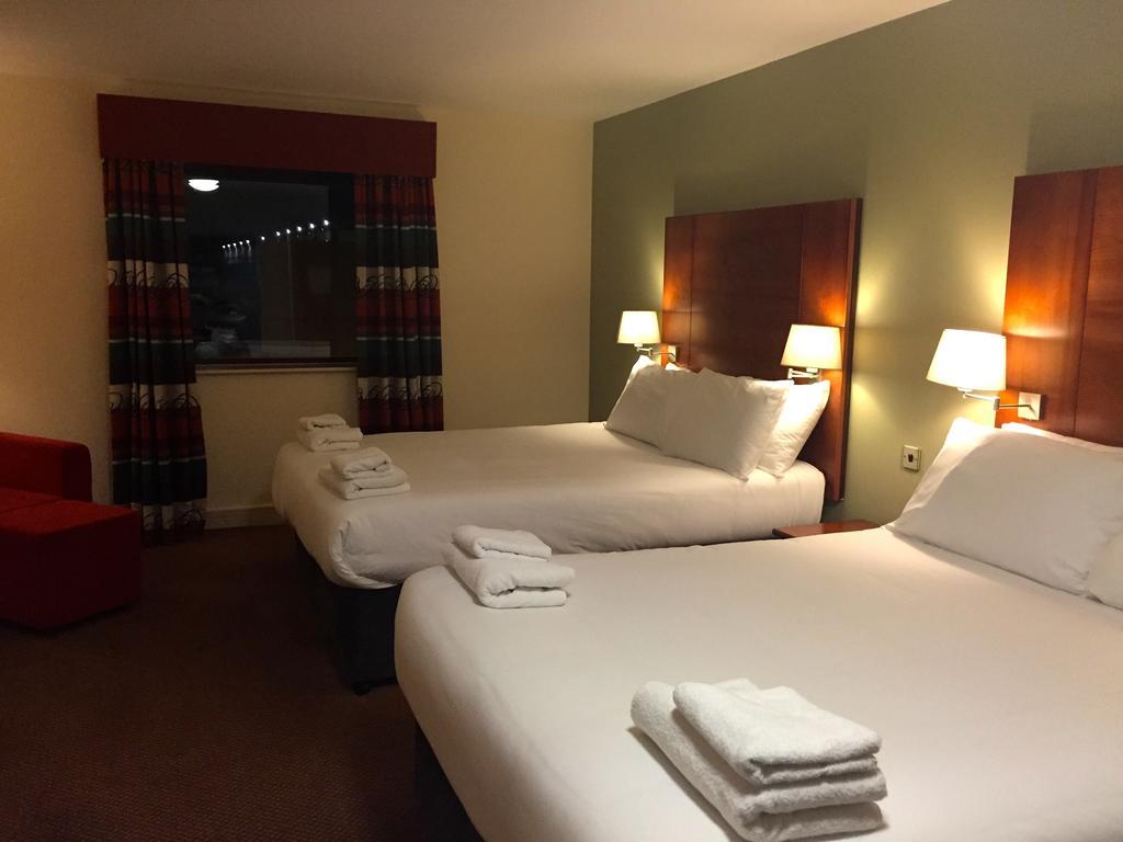 Yha Cardiff Central Luaran gambar A typical Premier Inn room