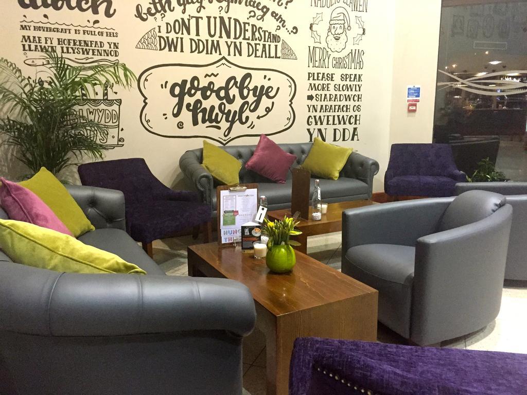 Yha Cardiff Central Hostel Luaran gambar The lounge at the airport