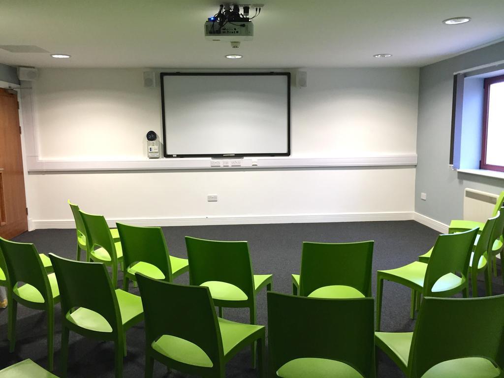 Yha Cardiff Central Hostel Luaran gambar The lecture theatre