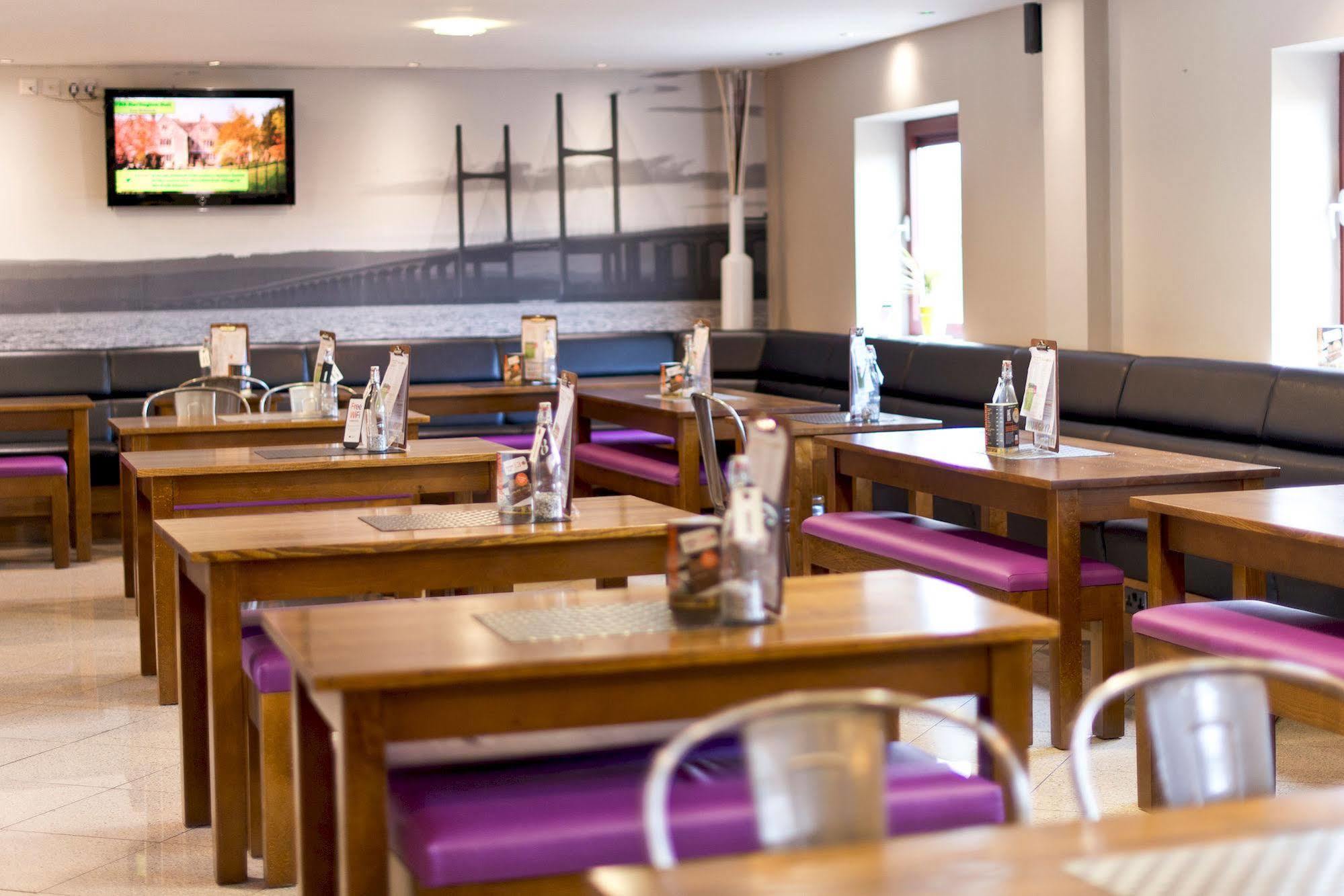 Yha Cardiff Central Luaran gambar The interior of a typical Hungry Horse pub