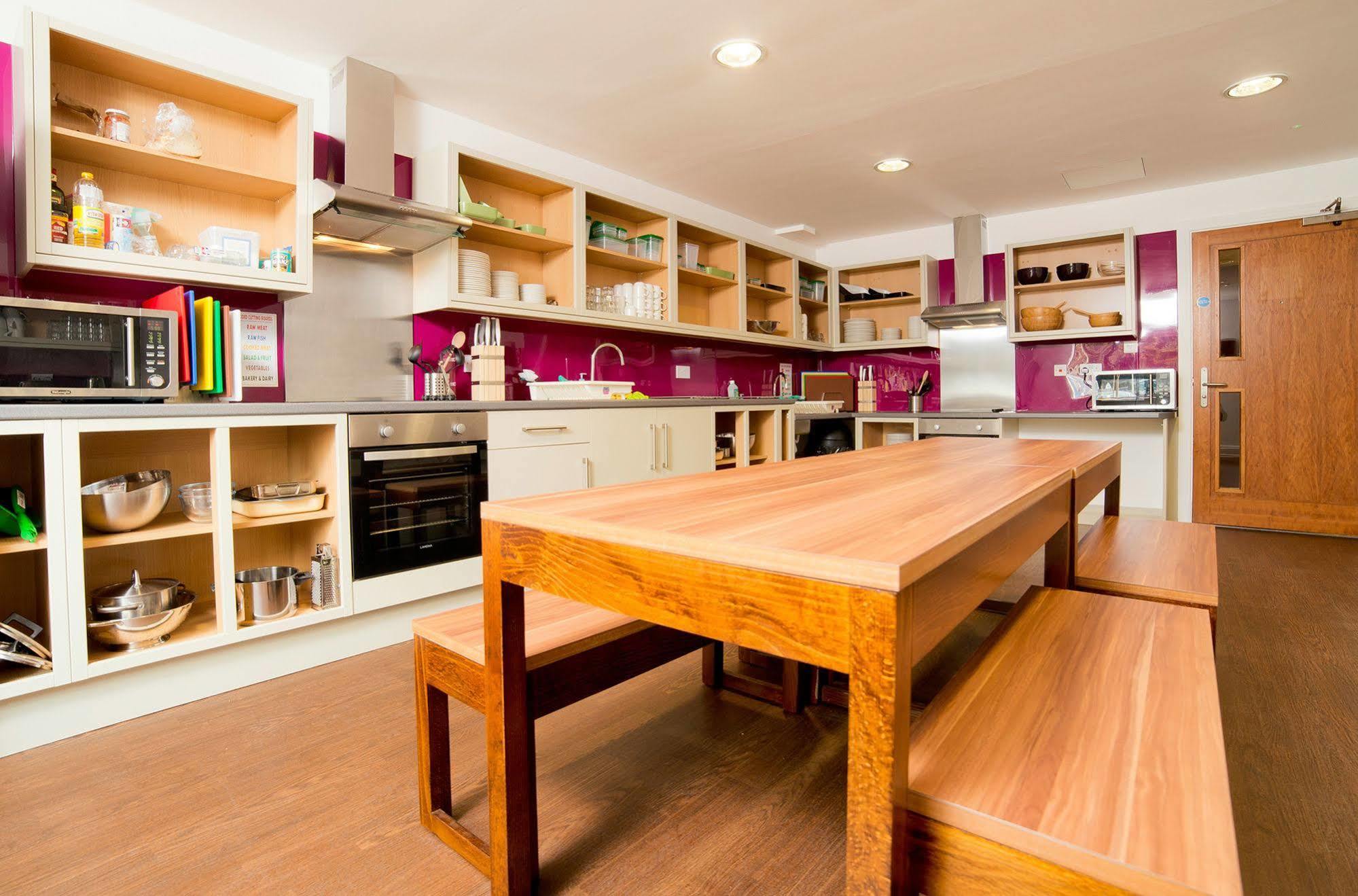 Yha Cardiff Central Luaran gambar The kitchen in a typical flat