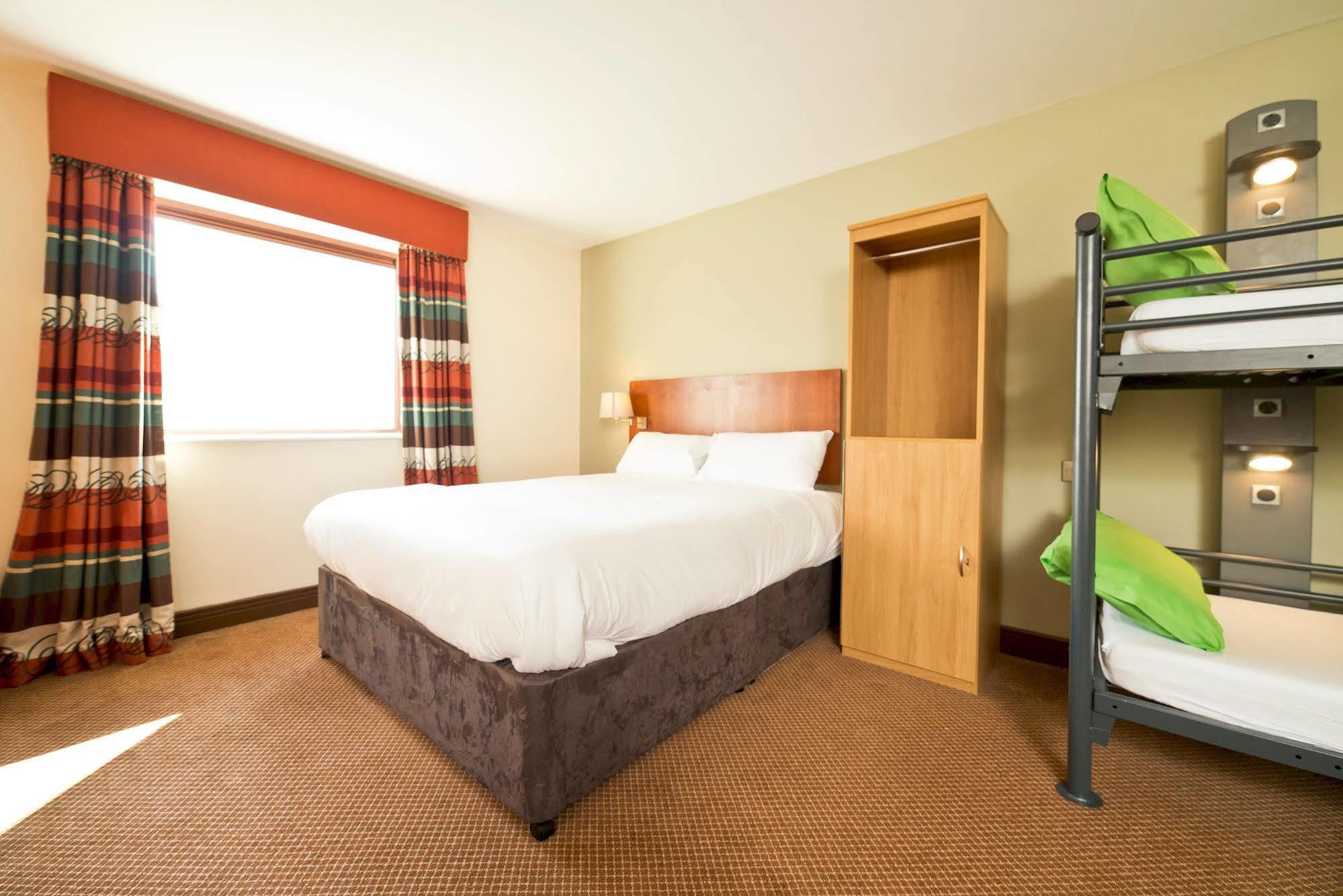 Yha Cardiff Central Luaran gambar A typical room at the Premier Inn, London Heathrow