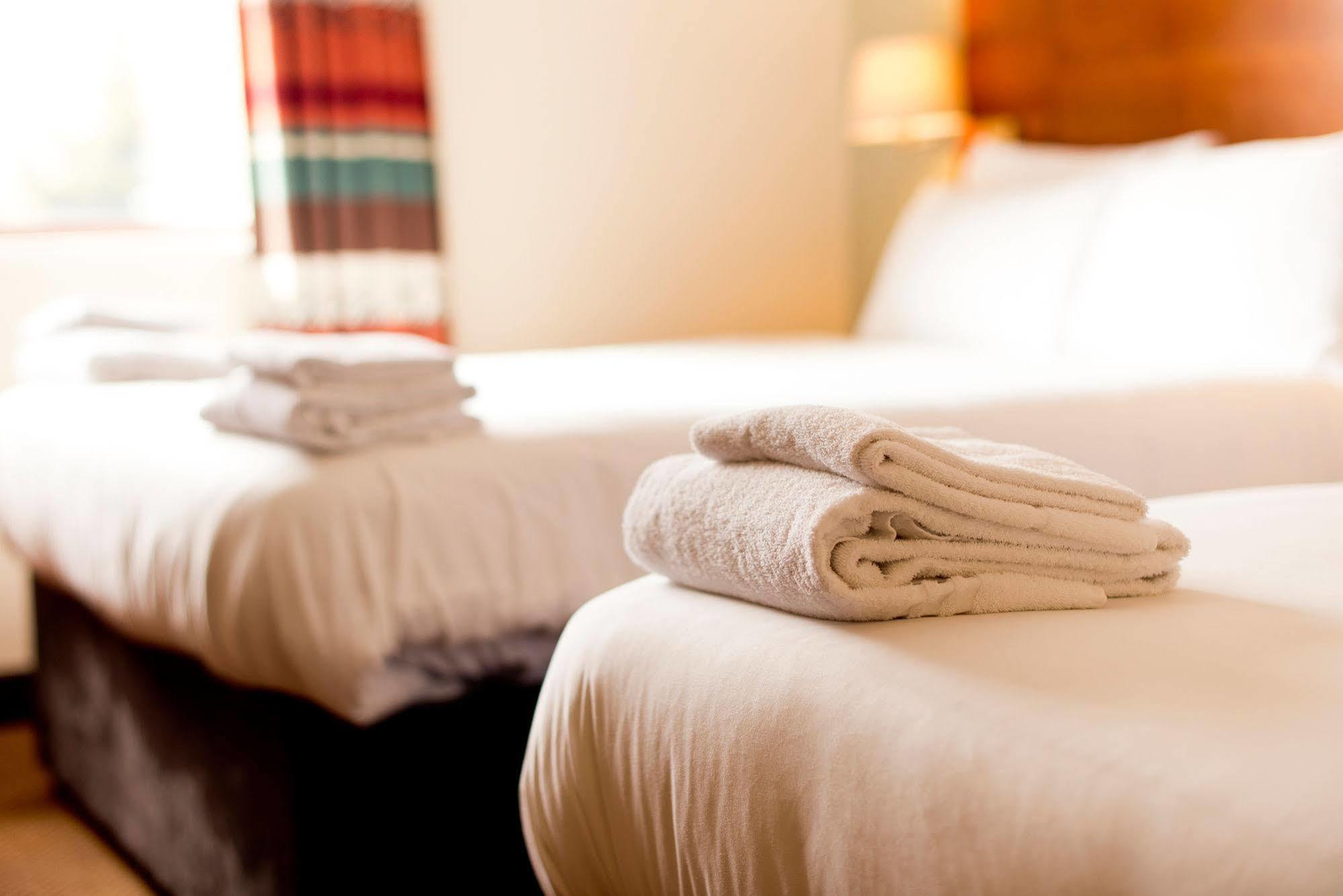 Yha Cardiff Central Luaran gambar Towels on a bed