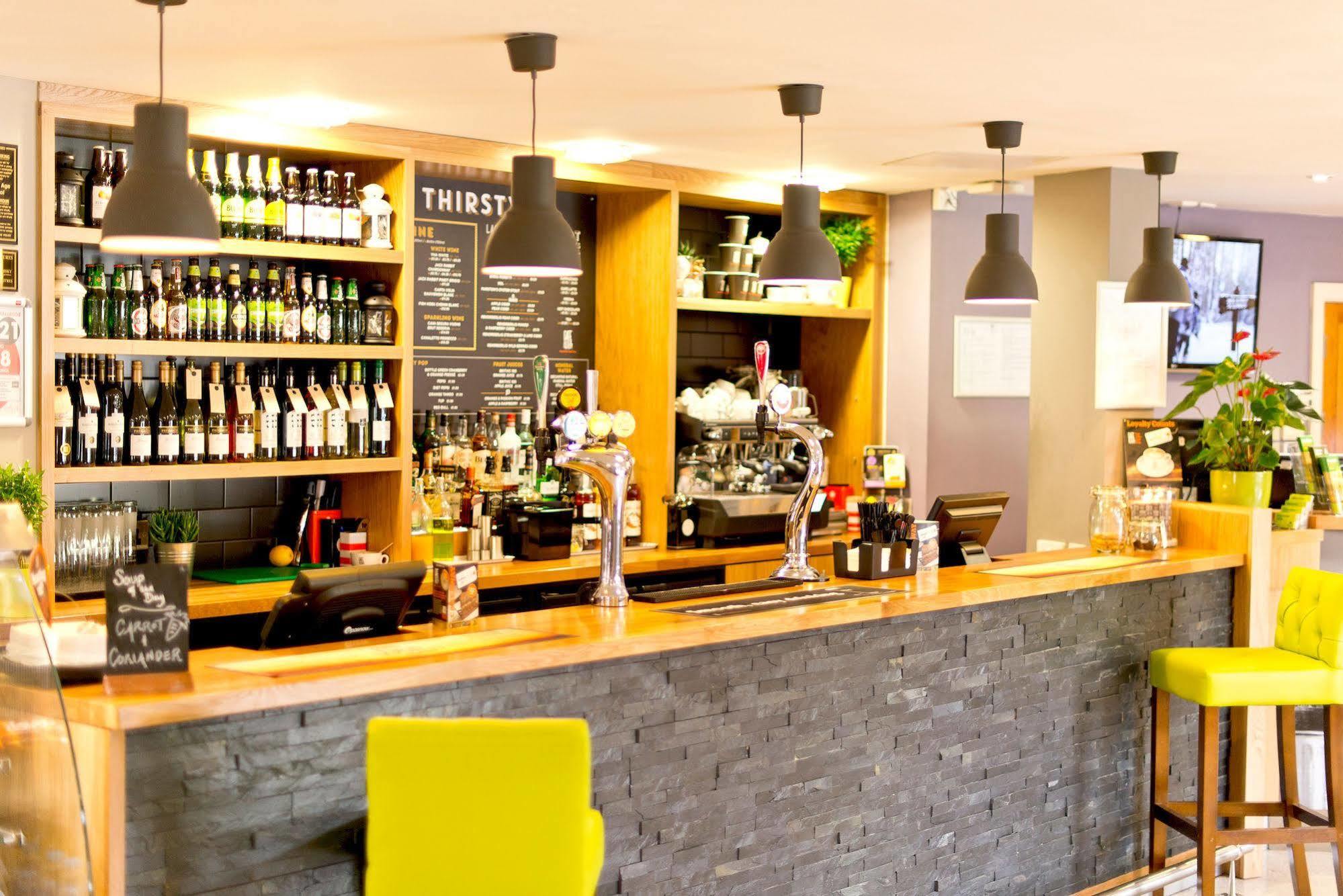 Yha Cardiff Central Luaran gambar The bar at the hotel
