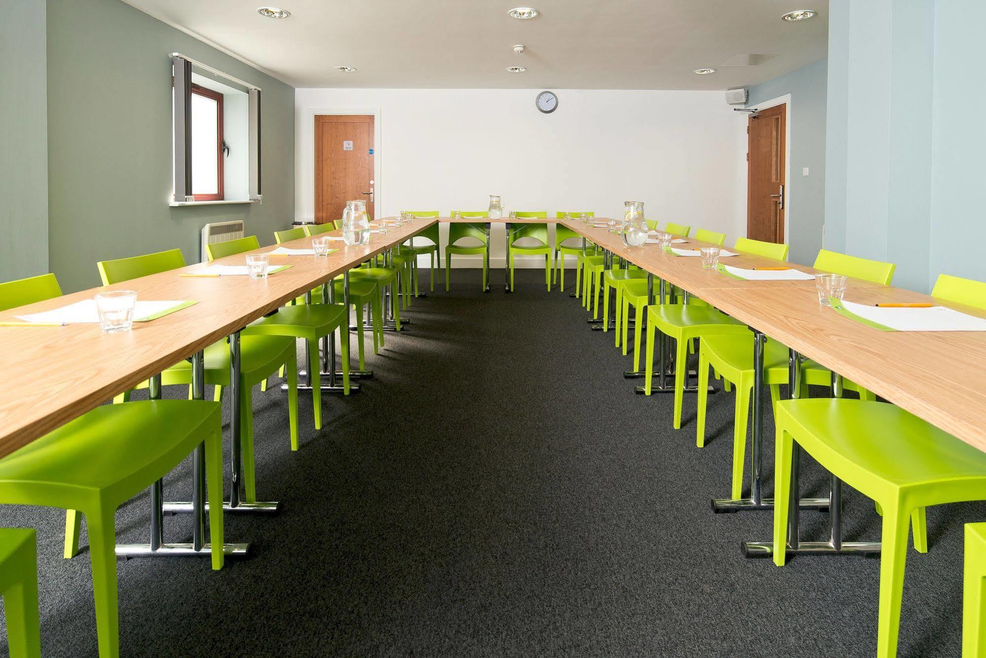 Yha Cardiff Central Luaran gambar The dining room at the school