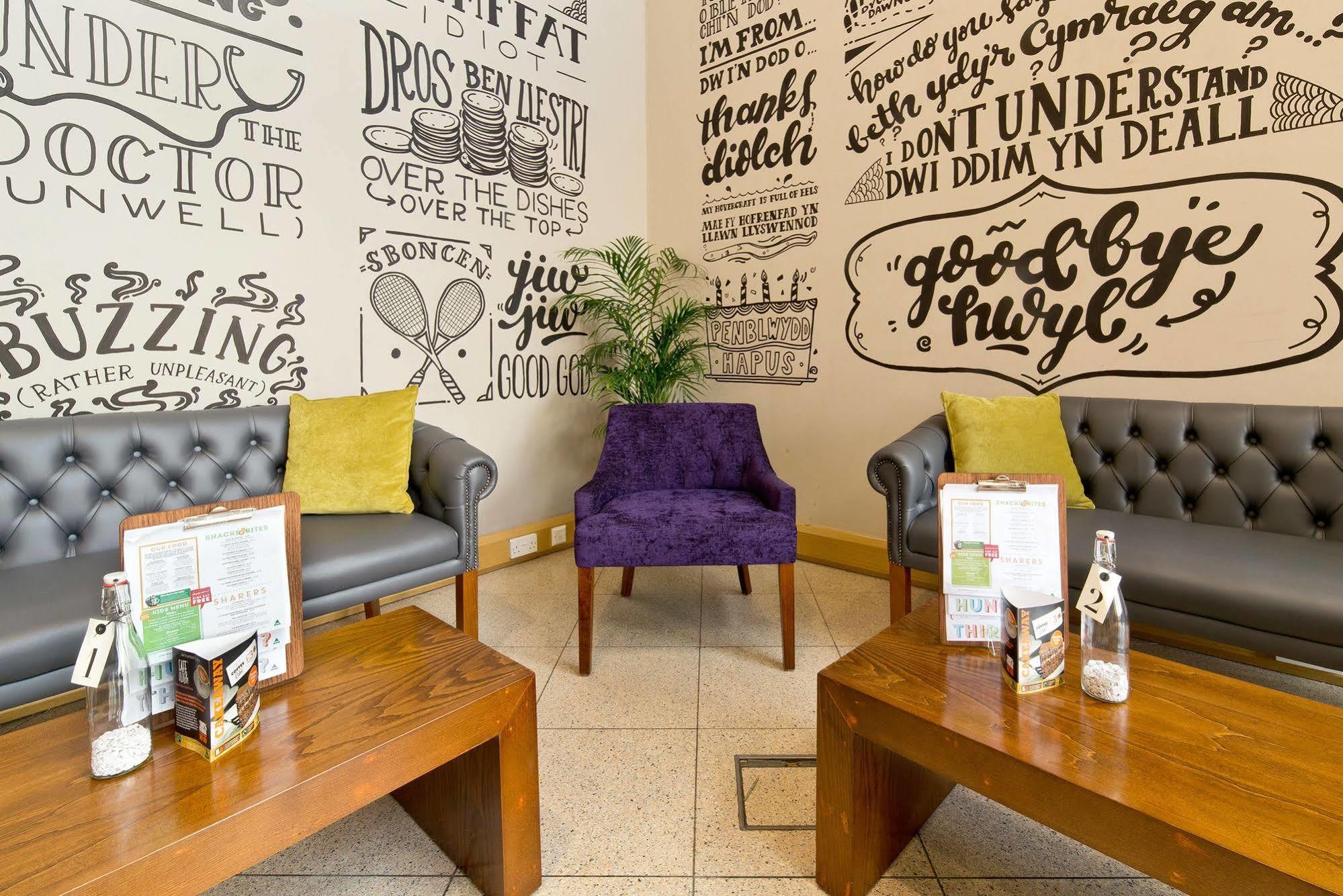 Yha Cardiff Central Luaran gambar The waiting room at the school