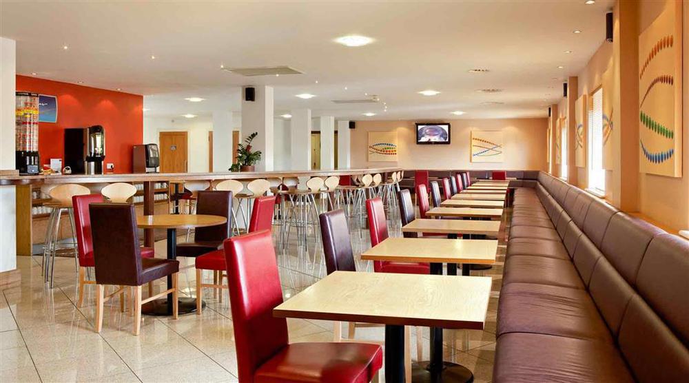 Yha Cardiff Central Restoran gambar The interior of the restaurant