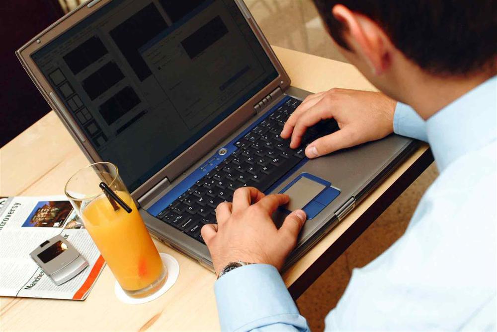 Yha Cardiff Central Hostel Bilik gambar A person using a laptop computer